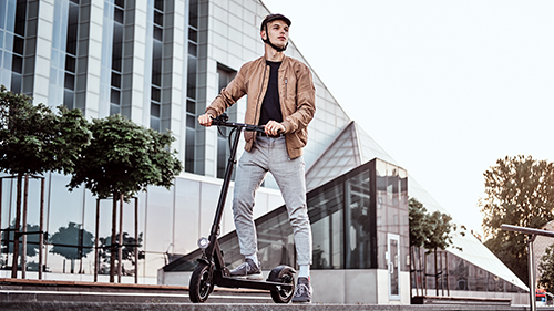 ragazzo con monopattino elettrico